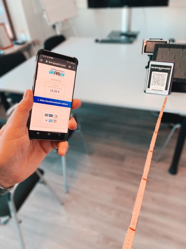 Bezahlen mit QRPay24.com vor Ort im Laden aus sicherer Entfernung.
